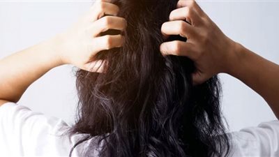 بالخطوات.. تخلصي من تطاير شعرك المجعد في الصيف