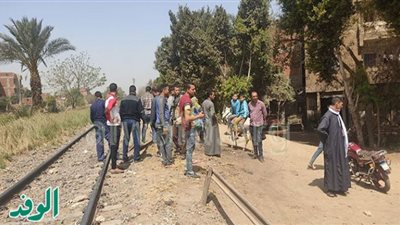 شاهد.. السكة الحديد تُغلق المعبر العشوائى بالمناشى البلد بالجيزة بعد تكرار الحوادث