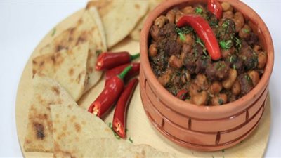 لإفطار الجمعة.. طريقة تحضير طبق الفول بالسجق