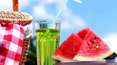 خبيرة تغذية تقدم قائمة بالأطعمة التي تحارب طقس الصيف الحار