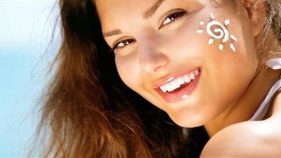 5 خرافات شائعة عن كريم الوقاية من الشمس.. لا تصدقيها