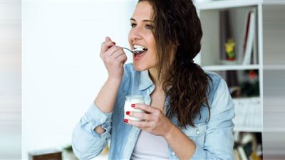 خبراء تغذية: أكل الزبادي قبل النوم يهدئ الأعصاب ويحمي من الأرق
