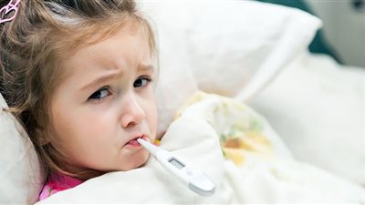 الموجة الحارة.. استشارى مناعة توجه نصائح للأطفال للحماية من الجفاف (فيديوجراف)