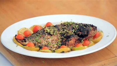 بخطوات بسيطة .. حضري بلطي مخبوز حار بالثوم والليمون