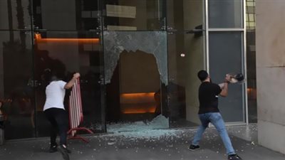 تحطيم واجهة منزل رئيس وزراء لبنان.. وصدامات بين المحتجين والأمن