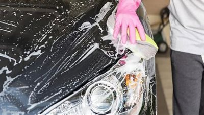 طريقة تمكنك من غسل السيارة دون إهدار الكثير من المياه على الأرض