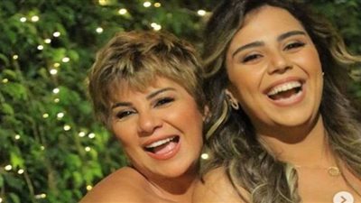 أنوثة وشباب.. مفيدة شيحة تهوس جمهورها في حفل خطوبة ابنتها (صور)