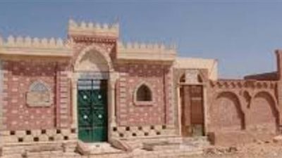 هل يجوز تقبيل الميت عند نزوله القبر؟