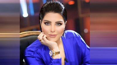بقميص وحذاء فقط.. المطربة شمس تصدم جمهورها على 
