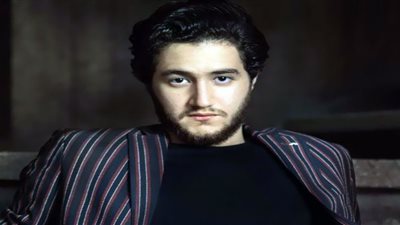 بملابس راقية.. أحمد مالك يستعيد الذكريات بشوارع بروكسل (صور)