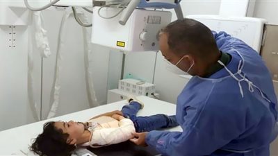 مركز الملك سلمان للإغاثة يقدم خدمات انسانية ويوزع أكثر من 192 طنًا من السلال الغذائية باليمن