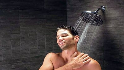 منها انسداد المسامات| مخاطر الاستحمام بشكل يومي