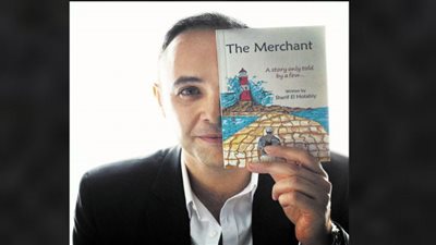 الحطيبى يهدى ملكة بريطانيا روايته الأولى The Merchant