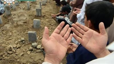 حكم ترك المشيعين للجنازة لزيارة أموات آخرين