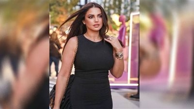 على غير المعتاد.. درة بملابس جريئة على الشاطئ ( صور )