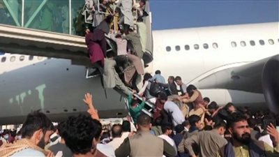 (فيديو) سقوط من طائرة وإطلاق نار.. ماذا حدث في مطار كابول؟