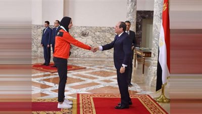 السيسي يمنح فريال أشرف ومدربها وسام الرياضة من الطبقة الأولى