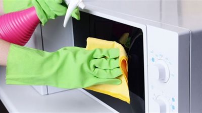 خطوات تنظيف الميكروويف من مكونات داخل مطبخك