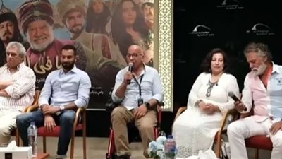 مسرحية ياما في الجراب يا حاوي| شريف دسوقي: لم أجد مخرجاً ونجماً كبيراً يتعاملان بهذا التواضع