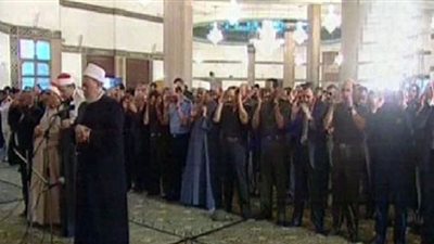 طنطاوى يؤدي صلاة الجمعة بمسجد آل رشدان
