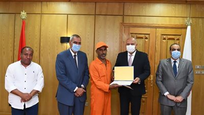 مكافأة مالية لعامل نظافة فى قنا لتفانيه فى العمل