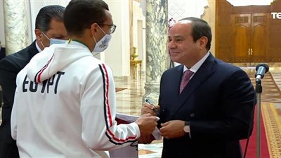 شاهد.. رد فعل الرئيس السيسي بعد طلب البطل أحمد الجندي التوقيع على قميصه
