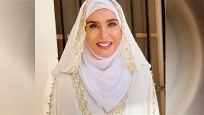 دينا ترتدي الحجاب والجلباب الأبيض على الانستجرام (صور)