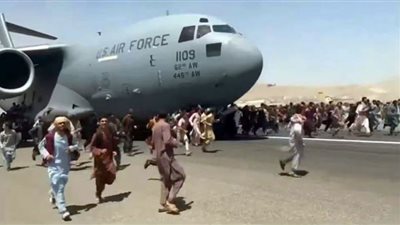 إصابة 17 شخصًا بجروح في تدافع عند بوابة مطار العاصمة الأفغانية كابول
