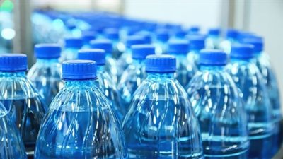يبيع المياه من الحنفية.. تفاصيل ضبط مصنع مياه معدنية لشركة شهيرة (فيديو)