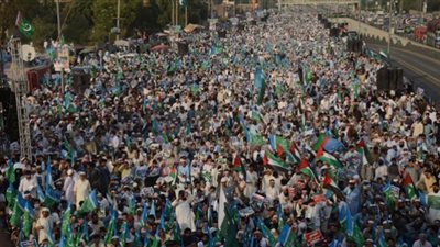 عاجل.. 3 قتلى وعشرات الجرحى بانفجار استهدف مسيرة في باكستان