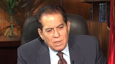 الجنزورى يتجاهل البرلمان ويرأس اجتماعا لصناعة الجلود