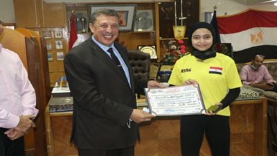 تكريم الطالبة الحاصلة علي البطولة العربية في تنس الطاولة