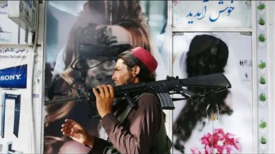 خوفًا من طالبان.. محلات المكياج في أفغانستان تطمس صور النساء (فيديو)