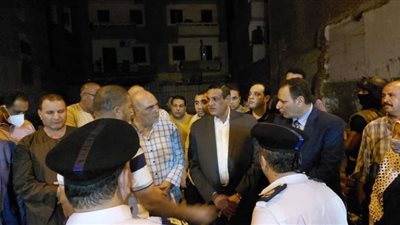محافظ البحيرة ومدير الأمن يتابعان أعمال رفع انقاض العقار المنهار بدمنهور