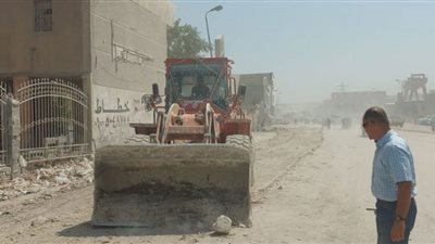 حى طره ينفذ حملات لرفع المخلفات والتراكمات من شق الثعبان