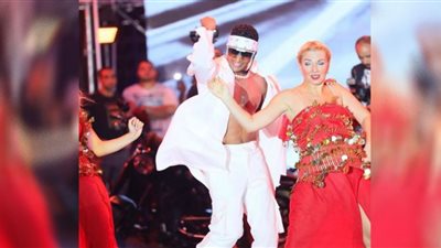 (فيديو) محمد رمضان يقتحم المسرح بسيارته لامبورجيني المطلية بالذهب