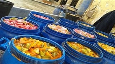 ضبط 6.5 طن مخللات منتهية الصلاحية بالعاشر من رمضان