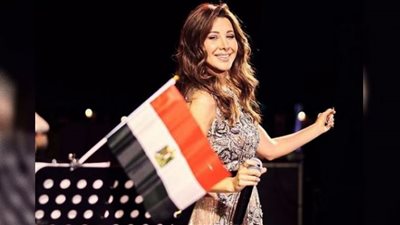 نانسي عجرم تبرز أنوثتها بالترتر اللامع في الساحل الشمالي (صور)