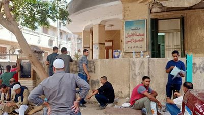 زحام شديد أمام مركز صحة المنيل لتلقي لقاح كورونا للمسافرين (صور)
