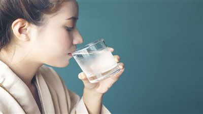 أطباء يجيبون: هل شرب الماء البارد ضار للجسم