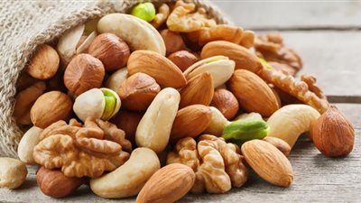 نوع من المكسرات يساعد على إطالة العمر.. ما هو؟