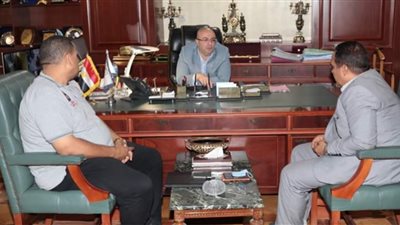 محافظ بني سويف يناقش مشروعات دعم شبكة الطرق بنطاق المحافظة