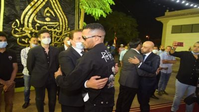 تعرف على أول الحاضرين لعزاء حماة محمد رمضان (صورة)