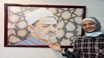 طالبة أزهرية تبدع في رسم الإمام الطيب بمعرض الإسكندرية