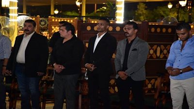 بالصور .. محمد رمضان يتلقى عزاء والدة زوجته من مسجد الشرطه
