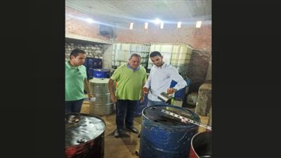 ضبط كميات من زيوت السيارات المقلدة داخل مصنع بالبحيرة