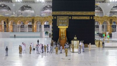 ننشر مراسم غسل الكعبة المشرفة من الداخل