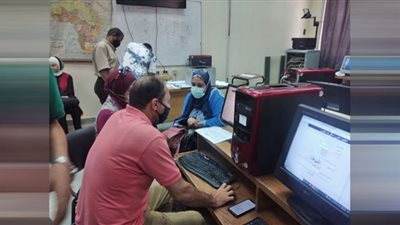 صور.. إقبال كثيف على معامل التنسيق بآداب عين شمس