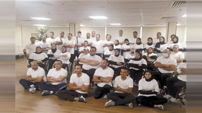 هشام صلاح و رندا تاج الدين يحملان علم مصر في افتتاح الدورة البارالمبية بطوكيو