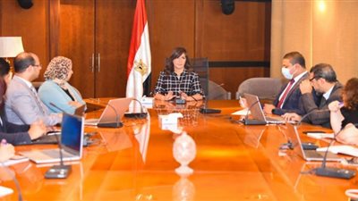 وزيرة الهجرة تجتمع بغرفة العمليات لمتابعة حصول المسافرين على لقاح كورونا